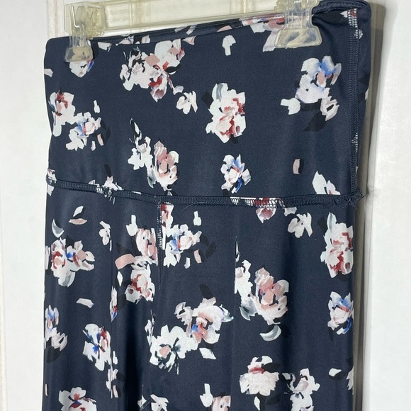 Beyond Yoga Olympus floral navy leggings 287 - Picture 5 of 9
